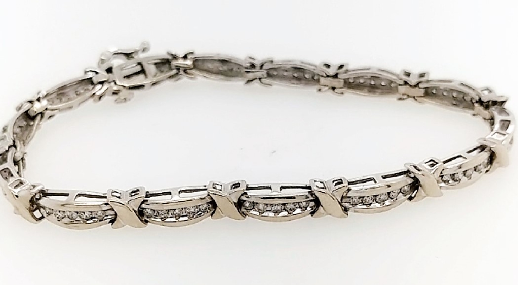 10k white gold x link tennis bracelet with diamonds
Approx. 0.70 CTTW