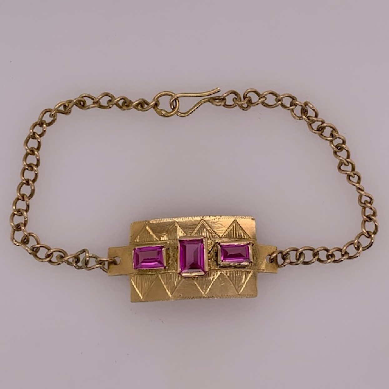 Vintage 14K Yellow Gold Chain Link Bracelet with Etched Plate with Bezel Set Synthetic Rubies; 7 inches