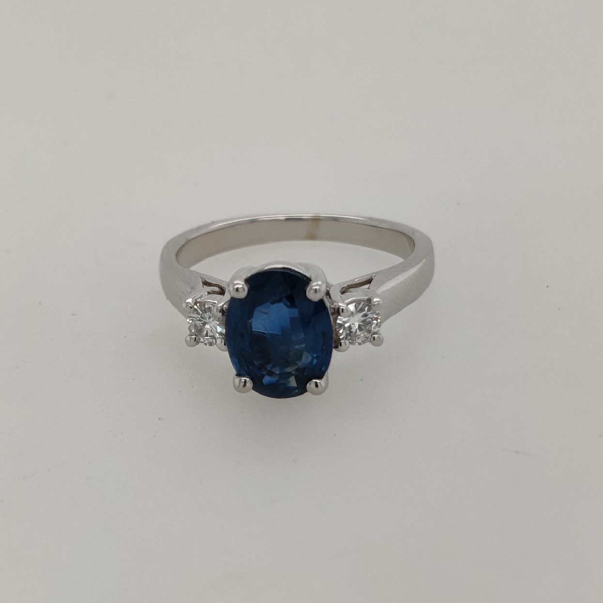 18k White Gold Oval Sapphire Ring with 2 Round Diamond Accents Size 6.75