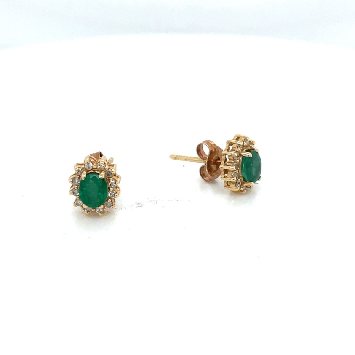 14k Yellow Gold Oval Emerald Stud Earrings with Diamond Halo

0.5cttw Emeralds
0.25cttw Diamonds 