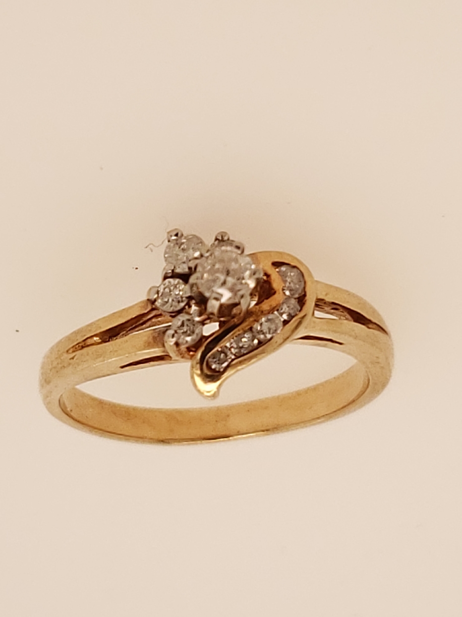 10K Yellow Gold Engagement Ring with Heart Halo 0.25CTTW
Center Diamond is 0.10CT; K/I1
Accent Diamonds 0.15CTTW K/I1;I2
Size 7.25
