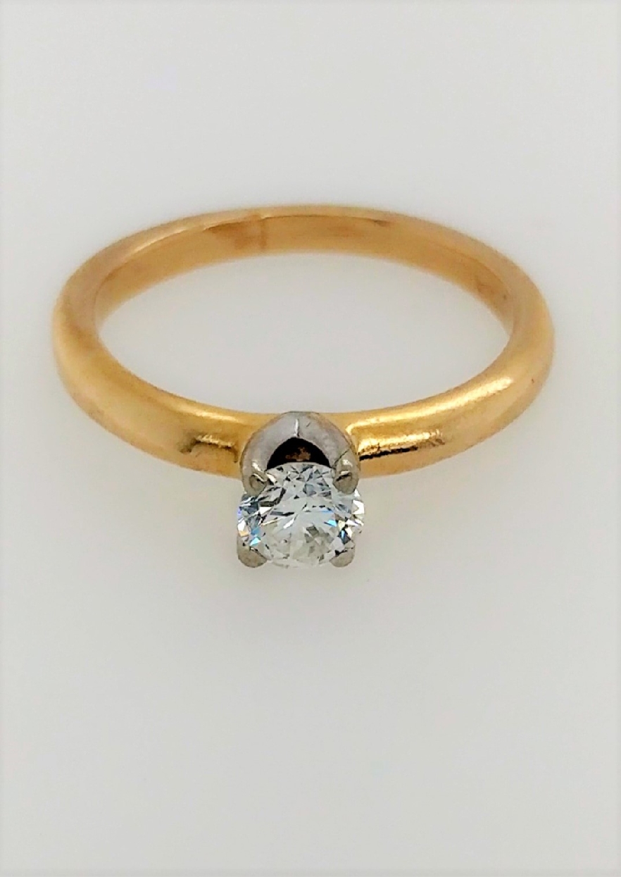 14K Yellow Gold Solitaire Engagement Ring with 0.30 CT Diamond.
F/VS2
Size 5