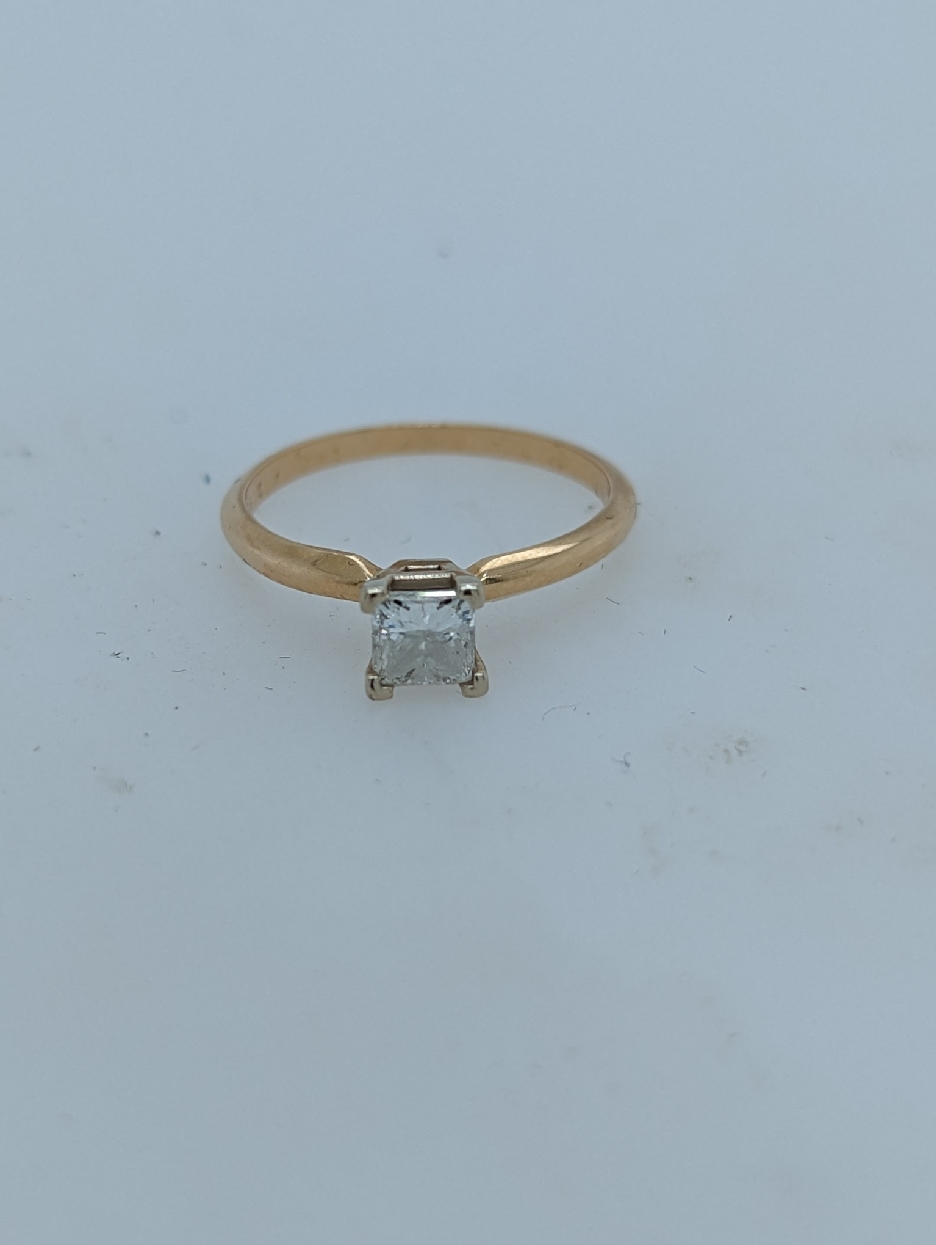 14K Yellow Gold Princess Cut Solitaire Engagement Ring; Size 7.5

Diamond Weighs 0.50 CT I/J Color and SI1 Clarity