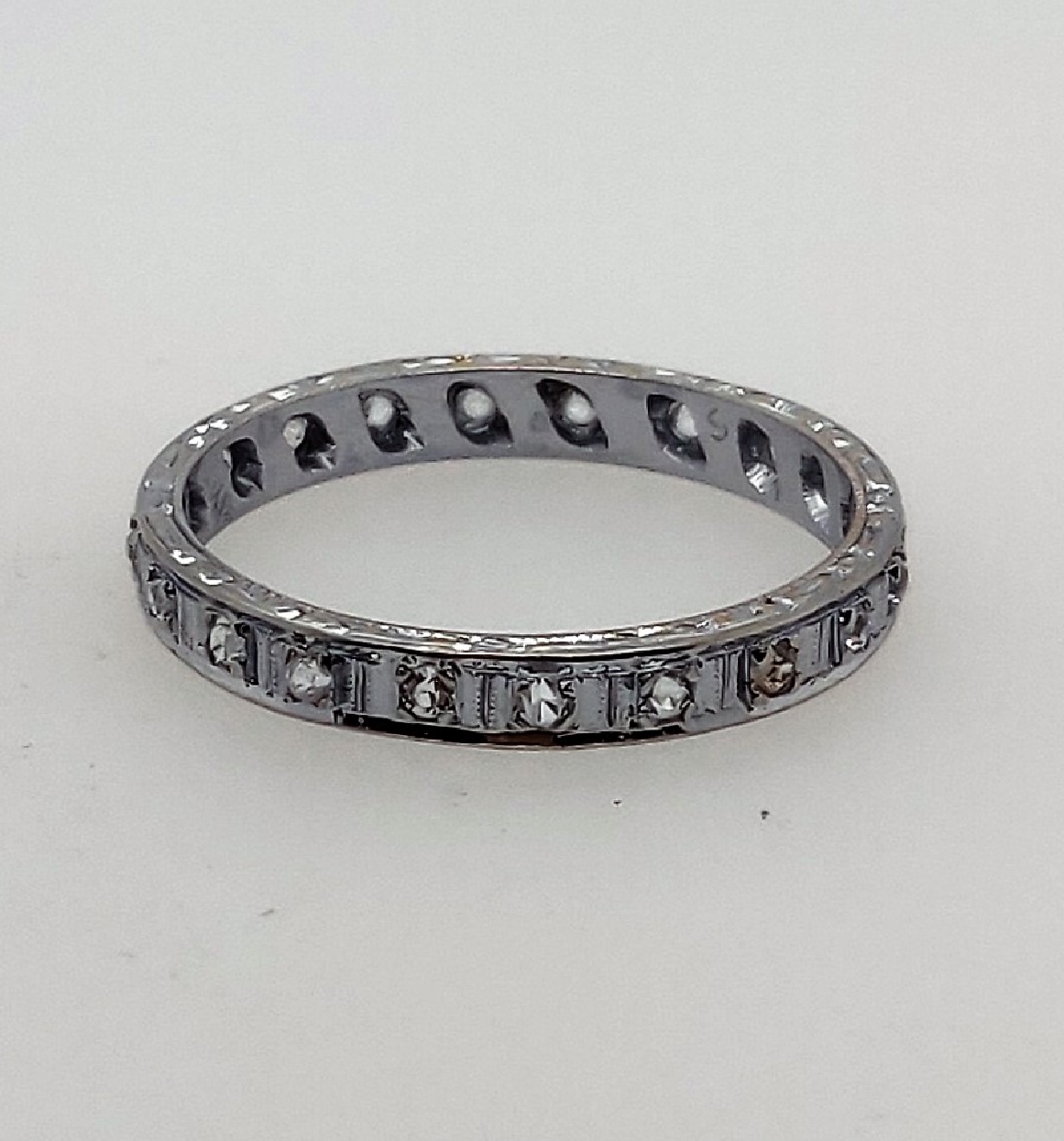 18 kt White gold
infinity band with clear stones