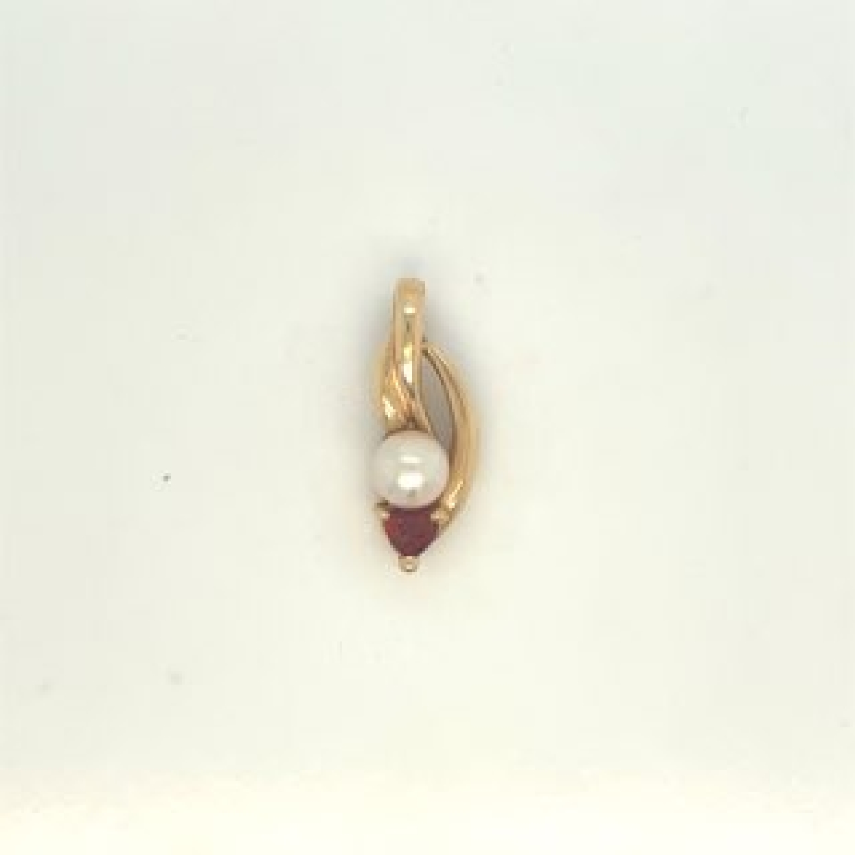 14K Yellow Gold Pendant with a Pearl and a Heartshaped Garnet
