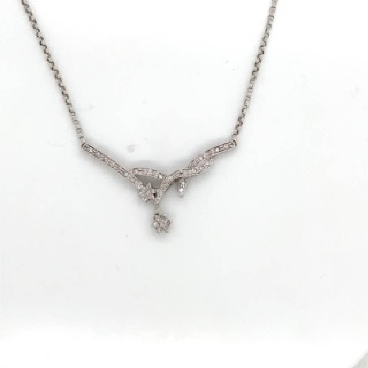 14K White Gold Diamond Necklace with Floral Motif

18 Inches