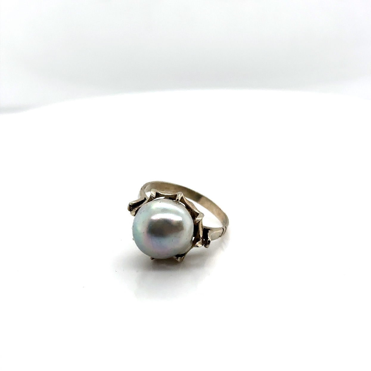 14K Vintage White Gold Baroque Saltwater Pearl Ring

Size 5.25