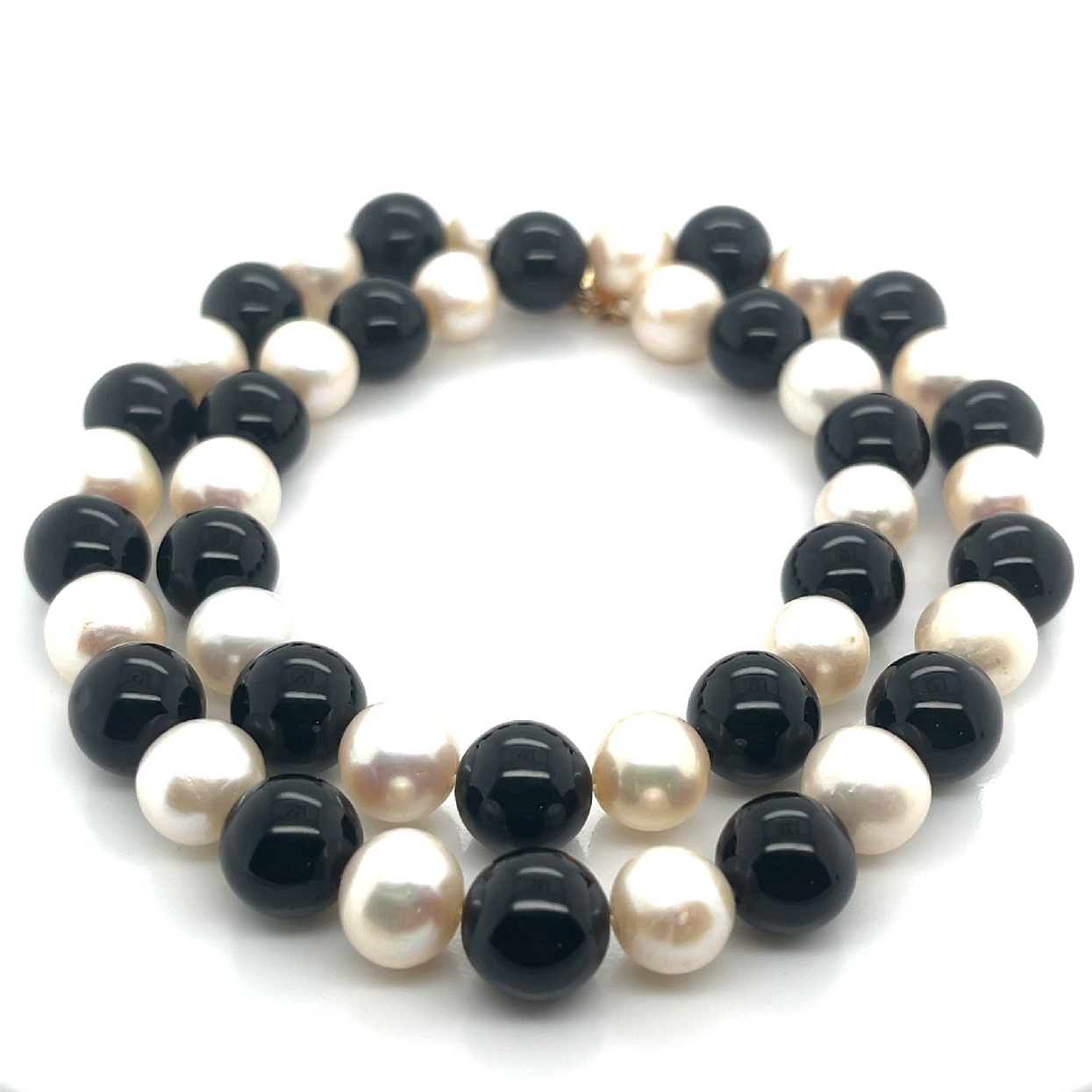 18 Inch Pearl and Onyx Necklace with 14K Yellow Gold Clasp

Pearls: 8-9mm
Onyx: 9-10mm
