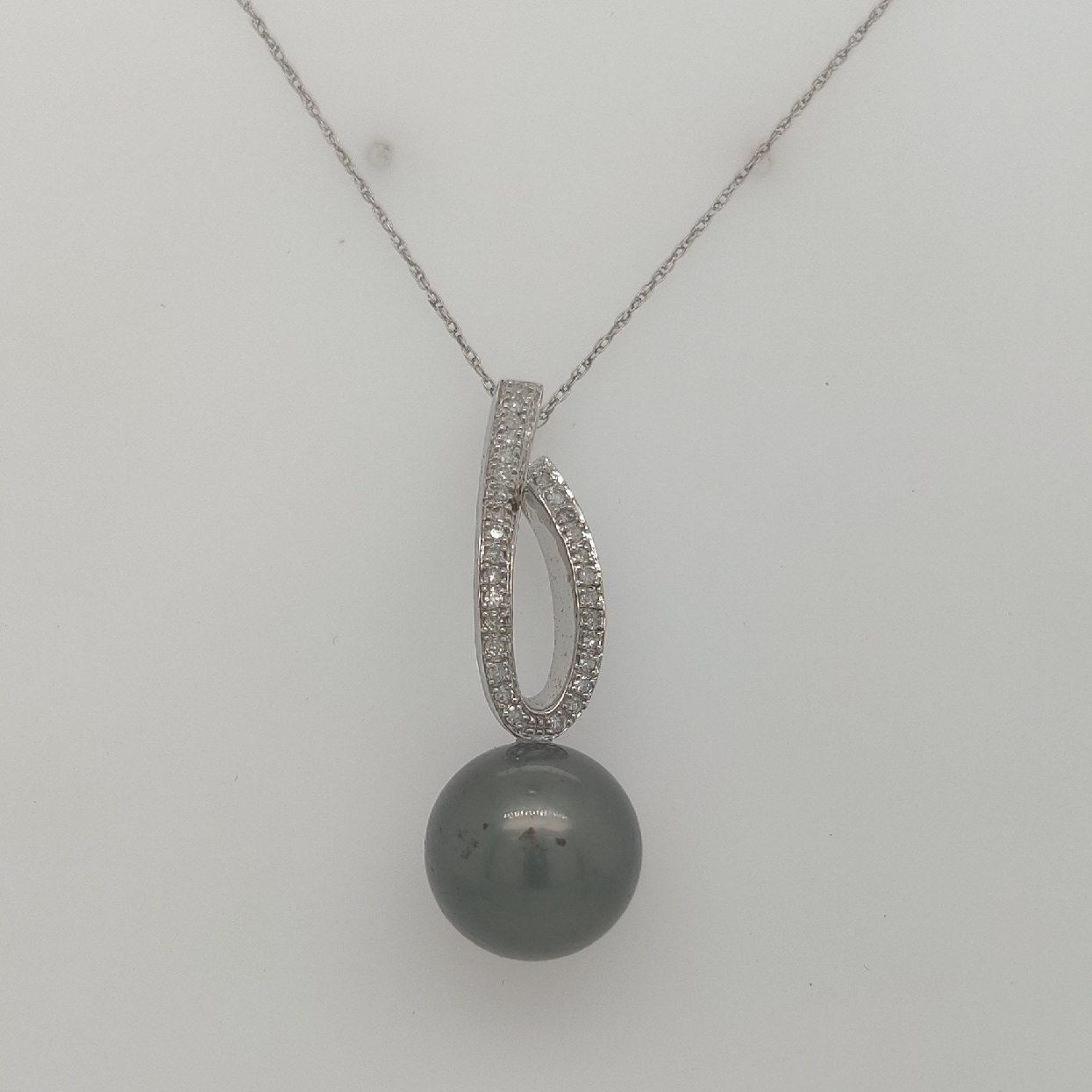 14K White Gold 18 Inch Necklace with Tahitian Pearl Pendant with Diamonds