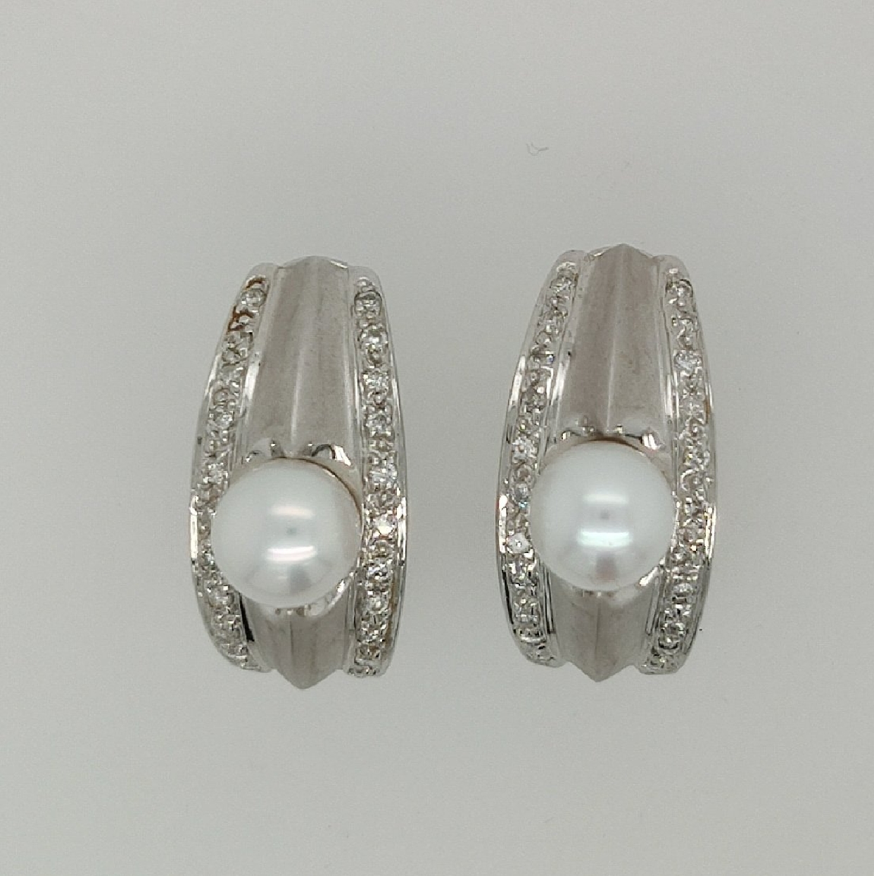 18k White Gold J Hoop Earings with Pave Diamonds and 5mm Pearl