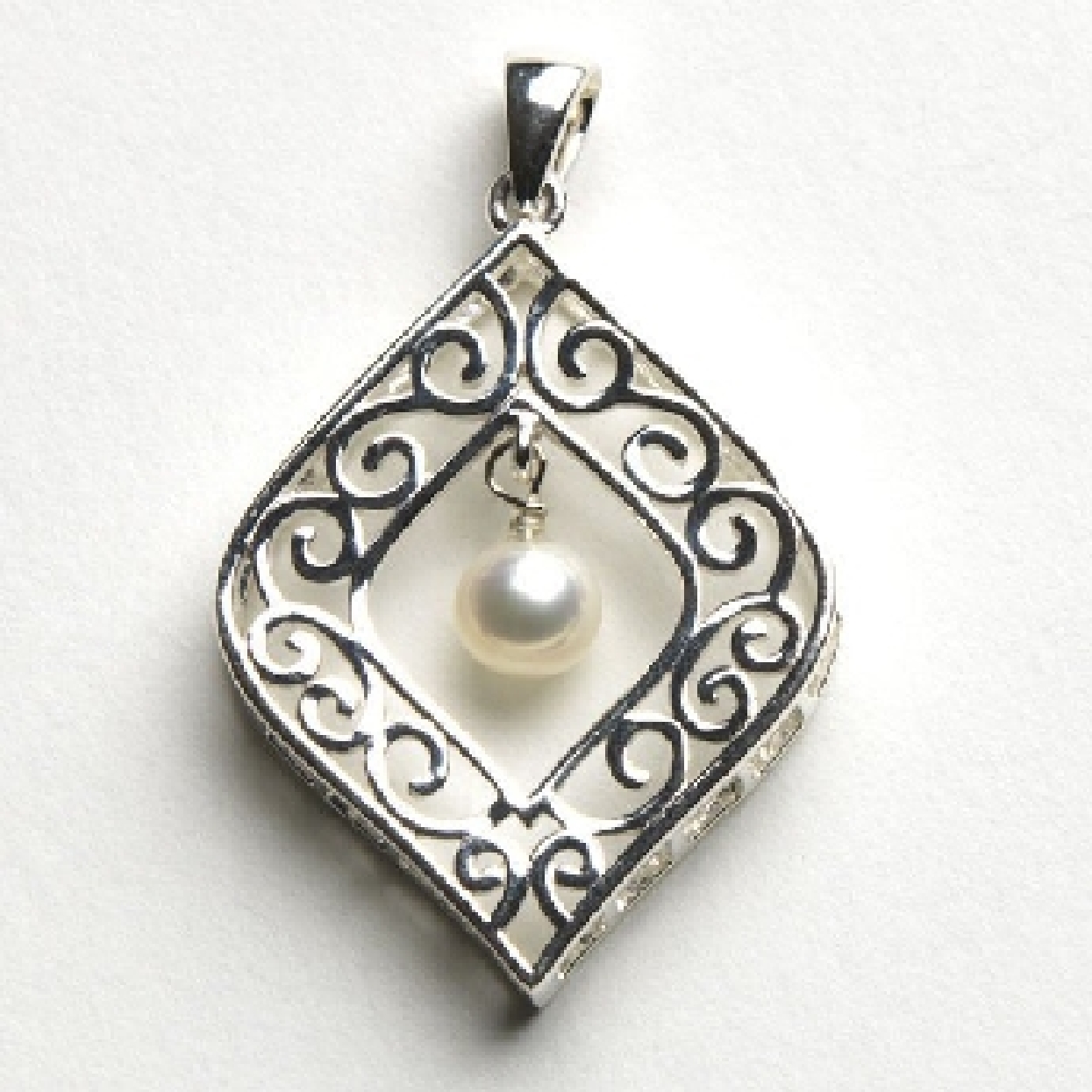 Sterling silver Southern Gates pendant with drop pearl.
P897