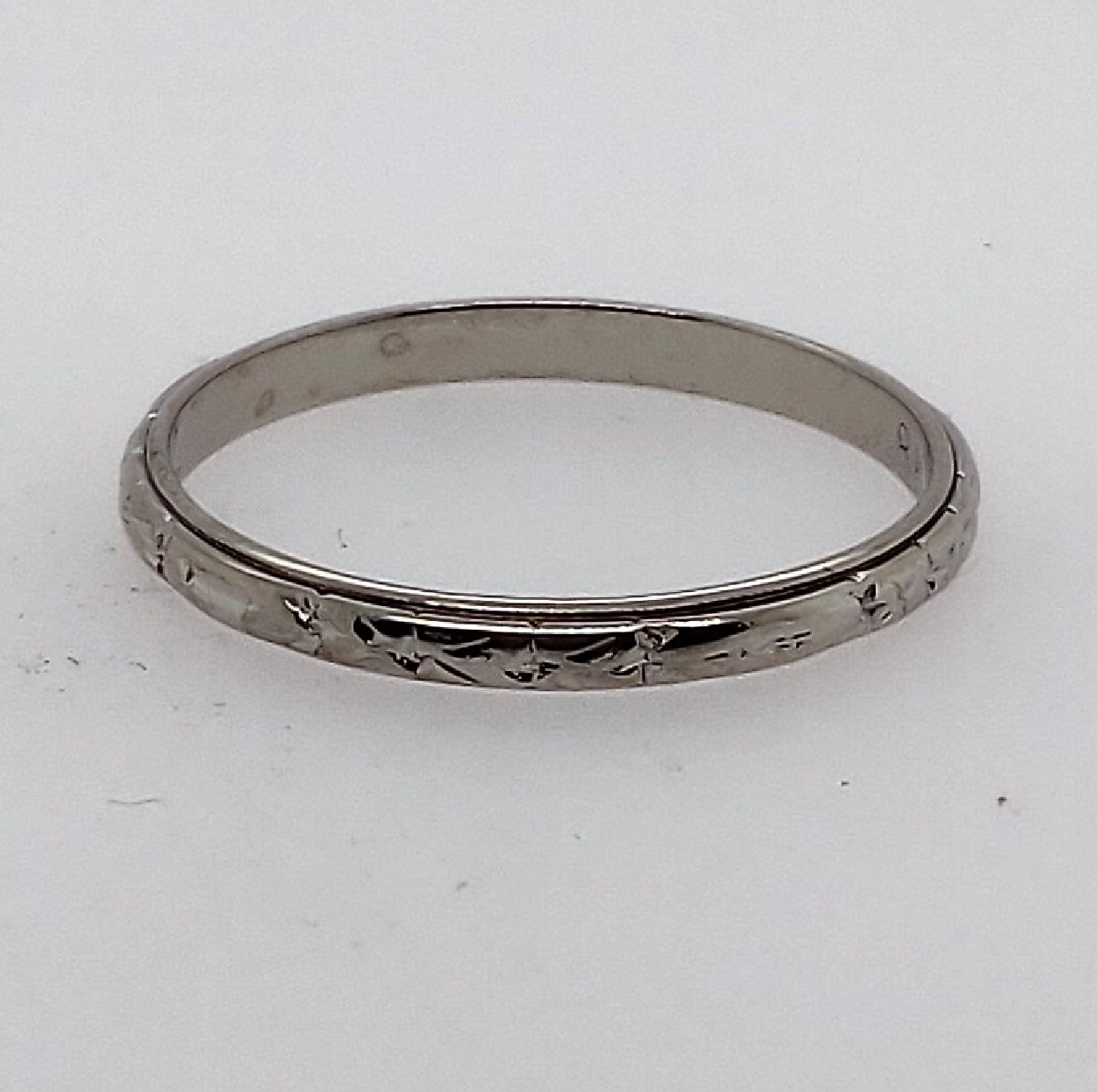 Antique 18k white gold etched wedding band. Size 8.75.