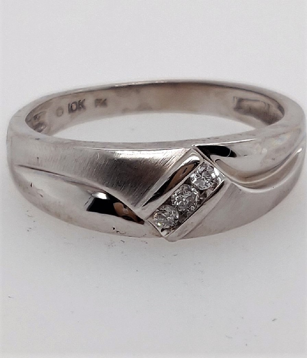 10k White Gold Gents Wedding Band with 3 Diamonds Size 9.5
0.10CTTW