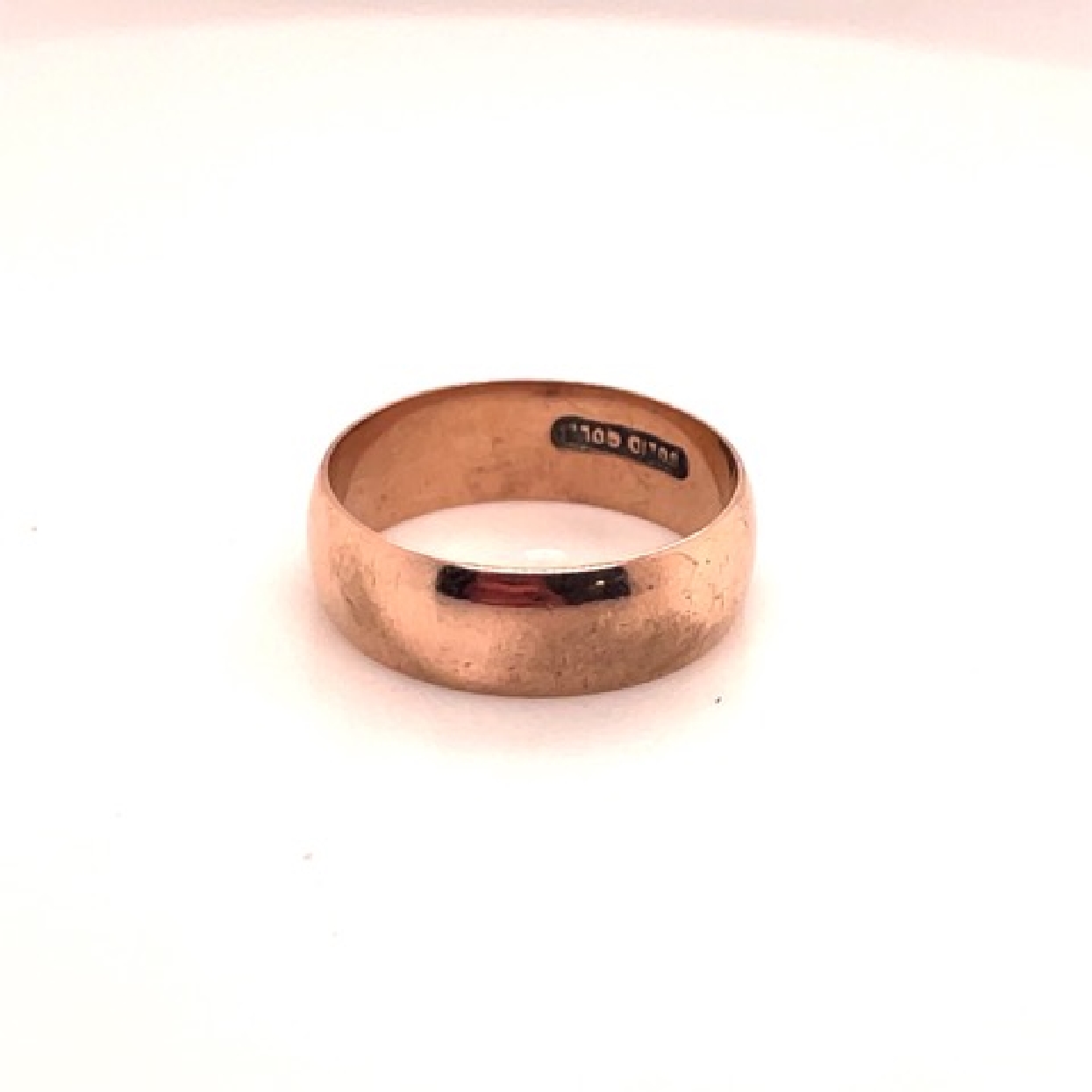 14k Rose Gold Wedding Band

Size 6.5
Width: 6mm