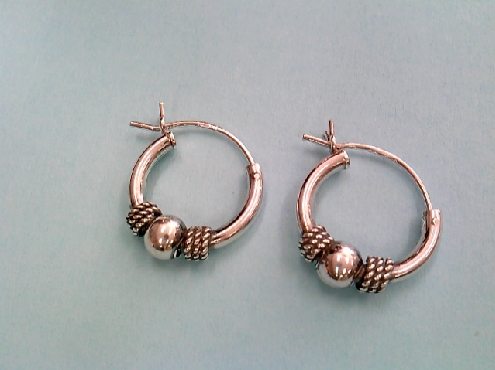 1366: One pair of sterling silver small hoop earrings in a Bali style 