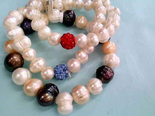 1422: One ladies Freshwater pearl stretch bracelet of assorted styles and colors.