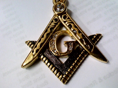 2873: Oe Masonic Pendant of stainless steel gold plated with white crystal  4mmx40mmx5mm