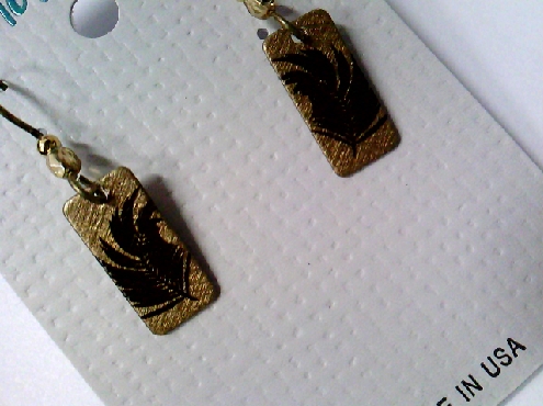 2901: One pair of Emma & Ivy brand laser engraved Feather motif fishwire danlge earrings