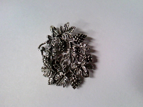 2908: One sterling silver 925 leaf and pine cone pendant