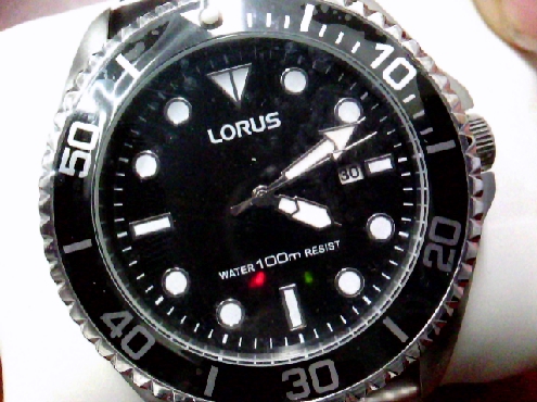 3403: One gentleman s LORUS black dial stainless steel watch