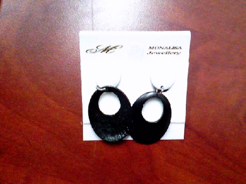 3701: One pair ladies costume jewellery black and white clip-on earrings