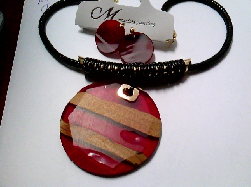 3766: One Monalisa jewellery gold tone round red and wood circle pendant wiht matching earrings