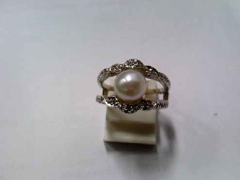 3794: One ladies 14k white gold split band diamond set band with a round Green/Gray luster cultured pearl. ring