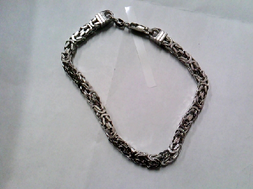 4052: One gent s Sterling Silver Byzantine Bracelet 8  