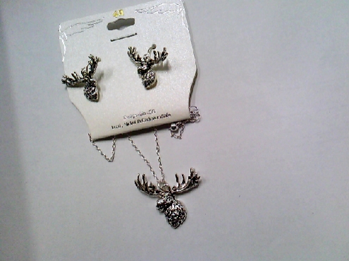 4093: one costume jewellery pair of moose earrings with moose pendant set