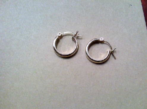 4152: One pair of 10k yellow gold small hoop earrings of 2.75mm tubes and with an inside diameter of 11mm