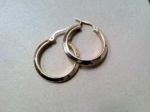 4153: ONe pair of 10k yellow gold Knife edge hoop earrings with an inside diamete of 15mm