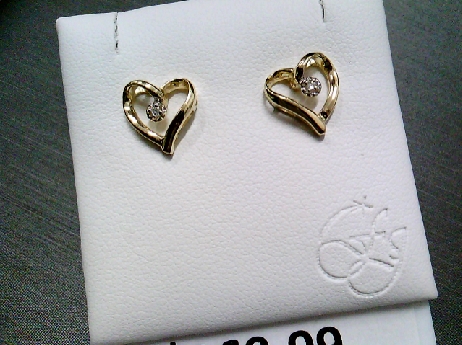 821: Forever jewellery 10k yellow gold heart diamond stud earrings