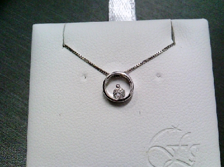 888: Forever Jewellery 10k white gold circle motif Diamond sull cut .075 crtw pendant on a box chain