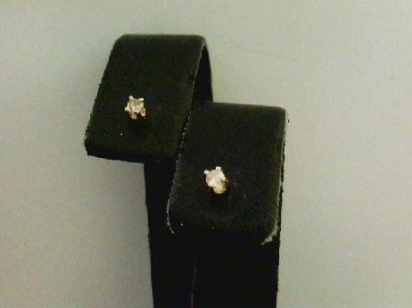 DJEAR06: One pair of 14k yellow gold four claw butterfly Diamond stud earrings

0.06crtw