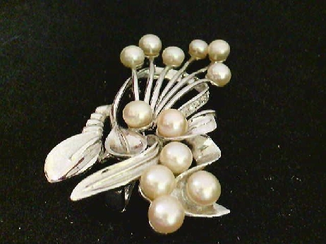 PEARL54: One sterling silver Fresh water buttom pearl Brooch/Pendant of a Floral motif set with 11 ivory/cream colored pearls