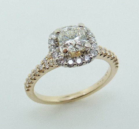 14KYW lady s engagement ring set with:
- 0.58ct I; VS2; Excellent cut; GIA:2171176982
- 40 round brilliant cut diamonds; 0.36ct; G/H; VS-SI