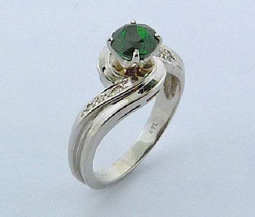14 Karat White Gold Lady s tsavorite garnet ring: - Tsavorite garnet =1.143ct - Accent side diamonds 6=0.079ct total weight; excellet cut; SI/VS; G