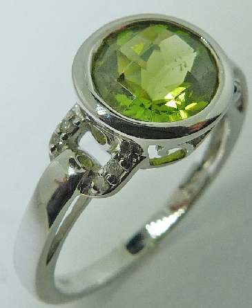 14 karat white gold coloured gemstone ring.
Set with a 2.0 carat Peridot.
Accented with 8 diamonds; 0.04 carat total weight.