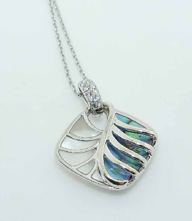 14KW pendant with chain Frederic Sage set with:
- Mini abalone and white mother of pearl
- 12 RBC diamonds; 0.06cttw; G/H; VS-SI