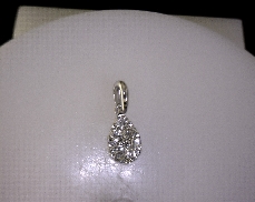 18kW 0.52ctw Diamond Pear Shape Cluster Pendant 